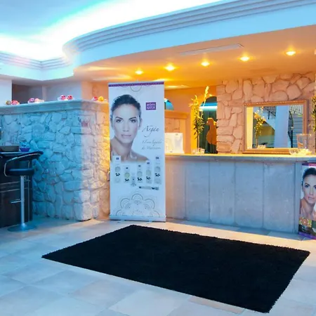 ホテル ラゴ ガーデン アパート-スイーツ＆スパ カラ・ラトハダ