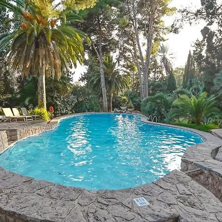 Garden & Hotel