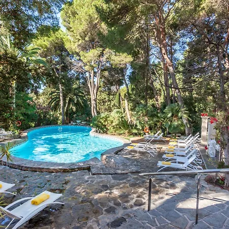 ホテル ラゴ ガーデン アパート-スイーツ＆スパ カラ・ラトハダ