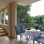 Garden Apart-suites & Готель Кала-Ратхада