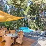 Garden Apart-suites & Готель Кала-Ратхада